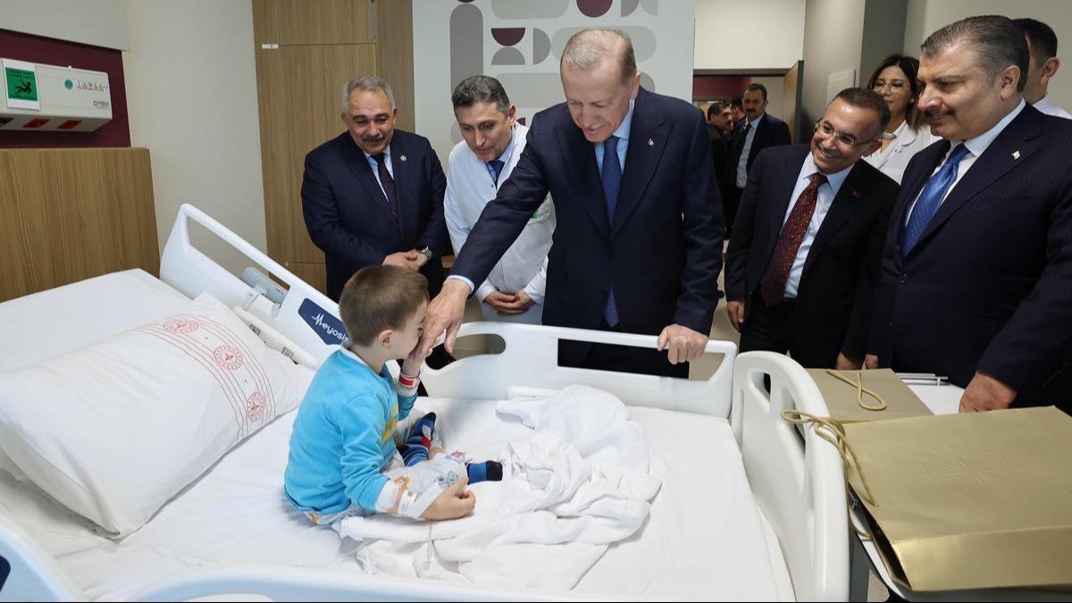 Cumhurbakan Erdoan, Gaziantep ehir Hastanesi'nde tedavi gren ocuklar ziyaret etti