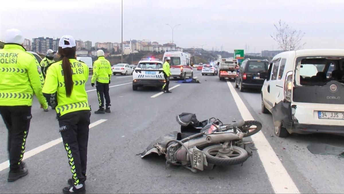 stanbul'da meydana gelen trafik kazasnda motosiklet srcs yaamn yitirdi