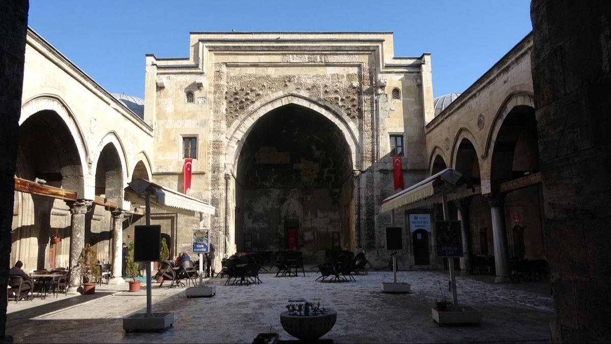 Sivas'ta mimarı bilinmeyen Buruciye Medresesi ziyaretçilerini tarihte yolculuğa çıkarıyor 