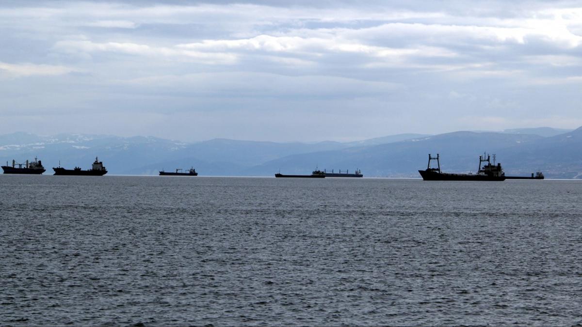 Sinop'ta frtna uyarsnn yaplmasyla yk gemileri doal limanda beklemeye balad 