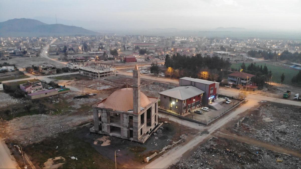 6 ubat depremlerinde byk ykmn yaand Gaziantep'teki bir mahallede cami ayakta kald 
