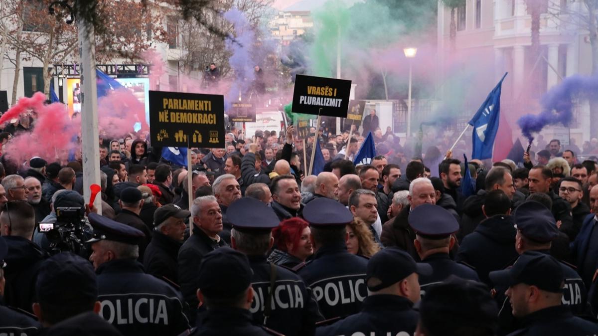 Arnavutluk'ta muhalif protestolar ykseliyor 