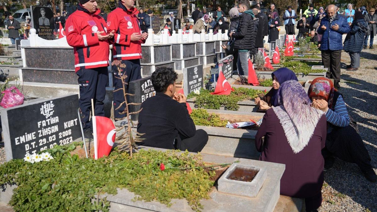 Gaziantep kent protokol, deprem mezarln ziyaret ederek dua etti