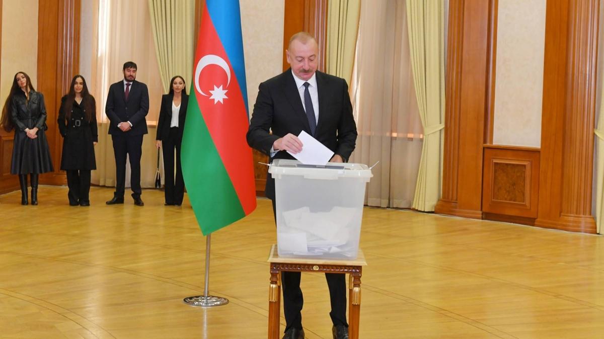 Azerbaycan'da seim heyecan: Aliyev, oyunu ailesiyle Hankendi'de kulland