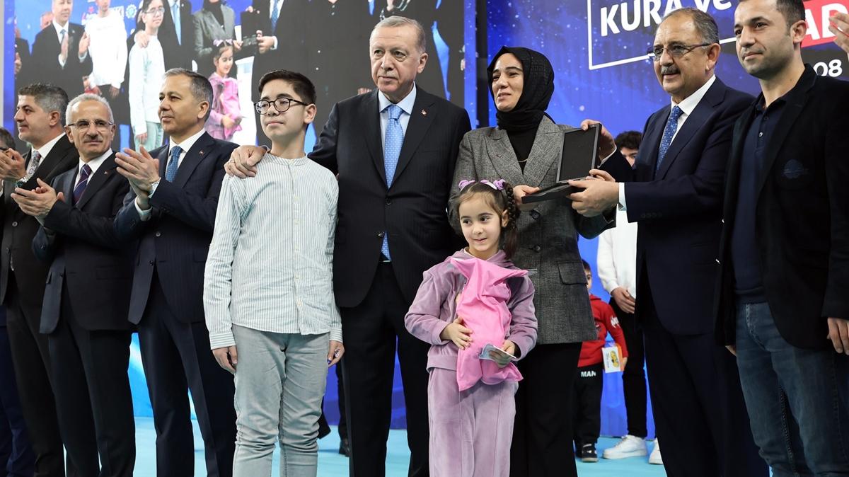 Deprem konutlar teslim edildi... Cumhurbakan Erdoan: Artk karlarnda eski Trkiye yok