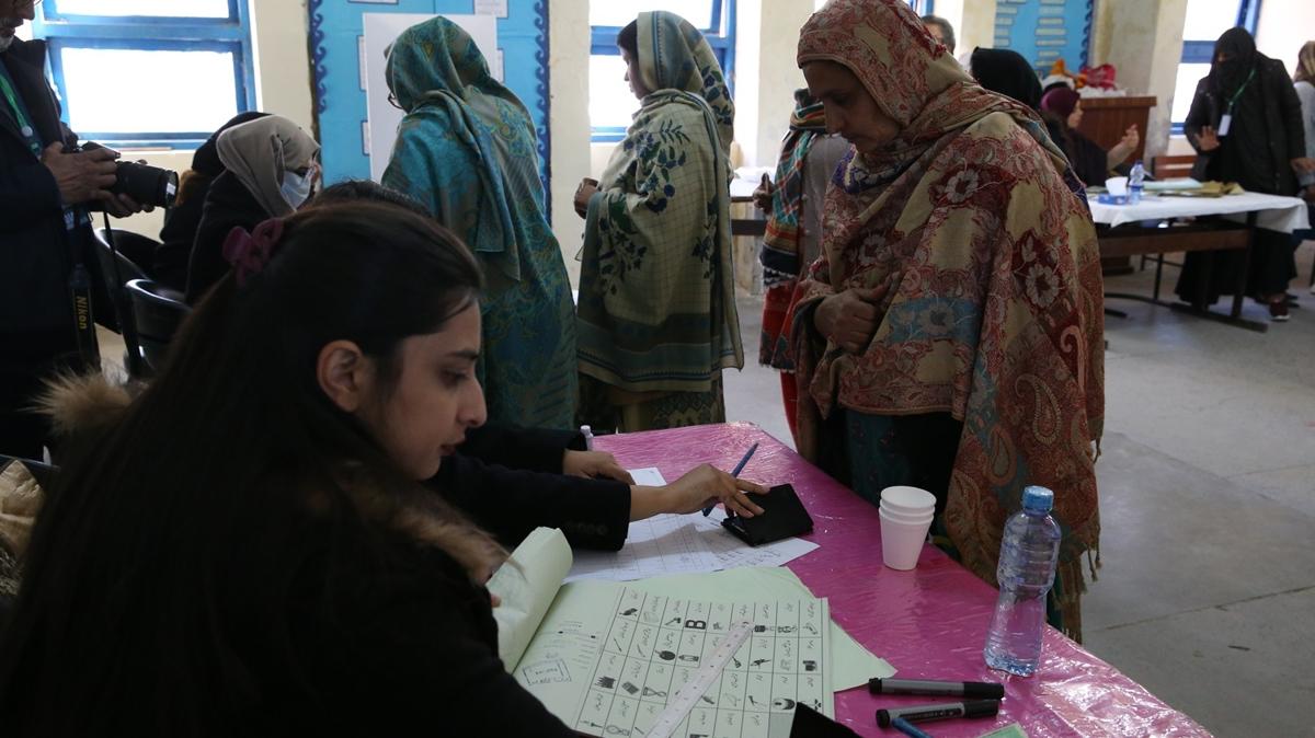 Pakistan'da oy verme ilemi sona erdi