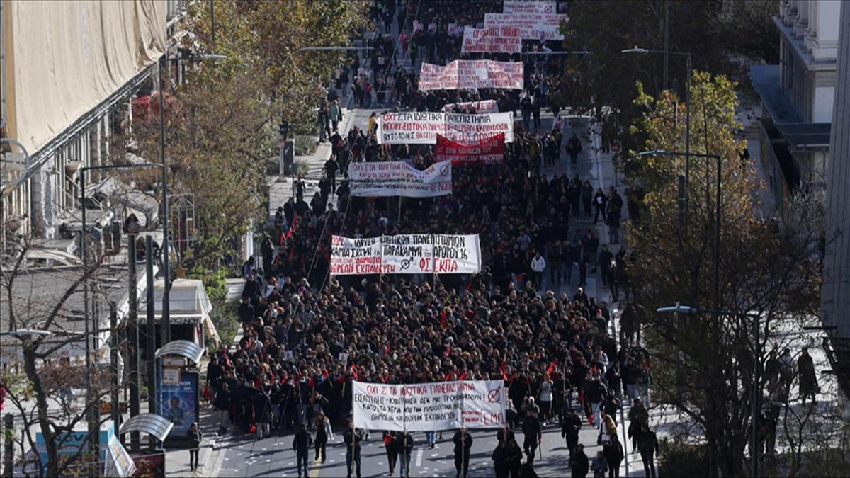 Yunanistan'da renciler zel niversite eylemlerini srdryor 
