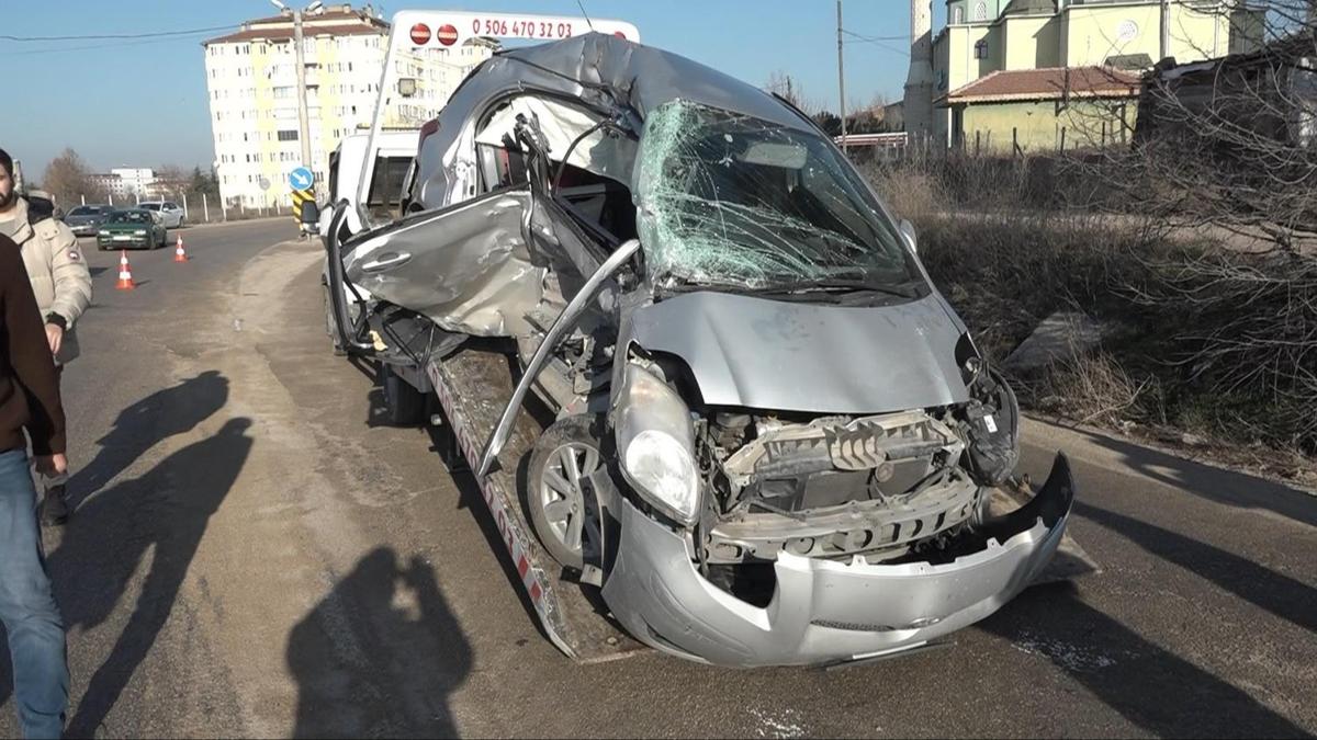 Eskişehir'de otomobil ile kamyonetin çarpışması sonucu 2 kişi hayatını kaybetti