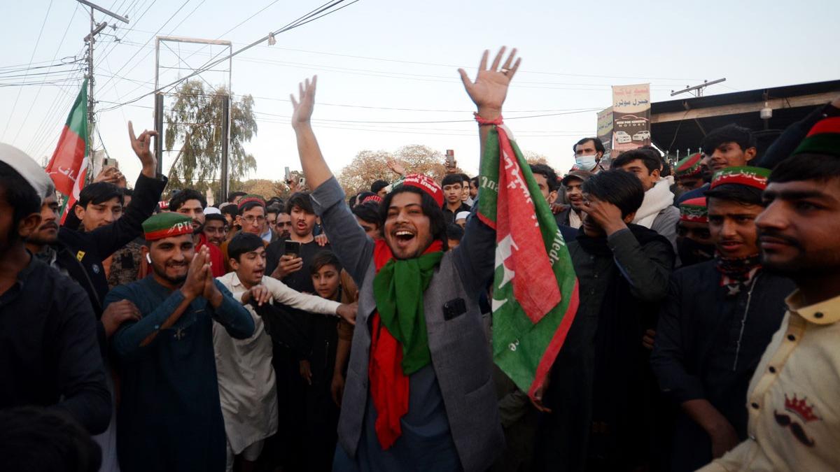 Pakistan'da seim sonularnn ge aklanmas sebebiyle dzenlenen protestoda 3 polis hayatn kaybetti