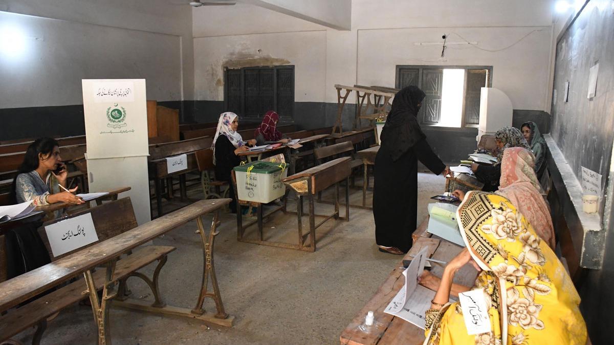 Pakistan'daki seçimlerde oy sayma işlemi sürüyor