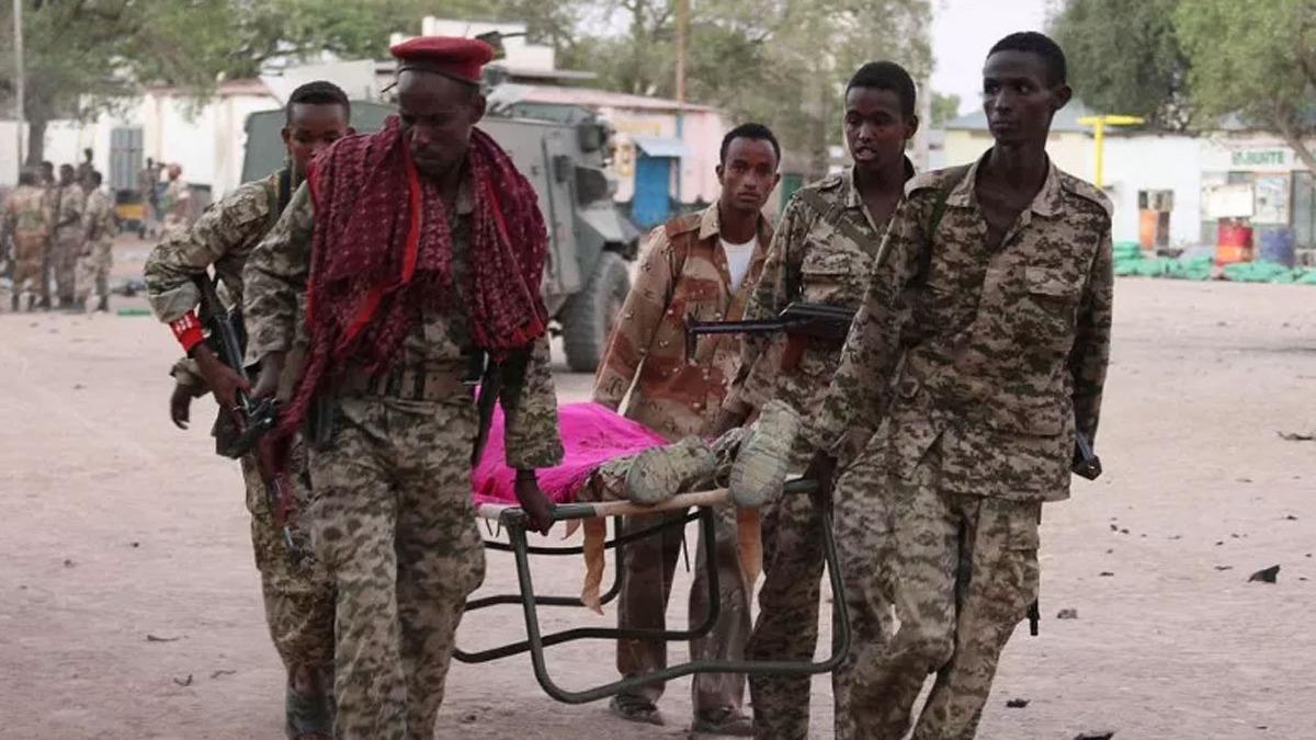 Somali'de askeri kampta ate ald! 2'si BAE subay 5 asker ld