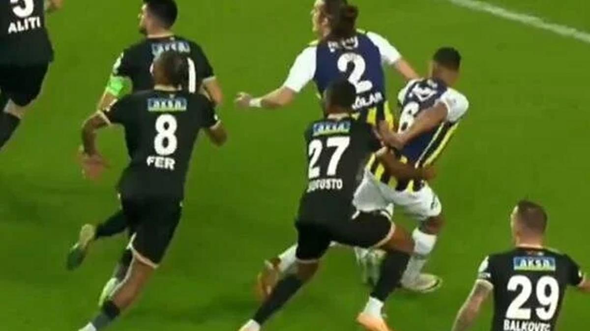 Fenerbahçe penaltı kazandı! Hakemin kararı tartışma yarattı