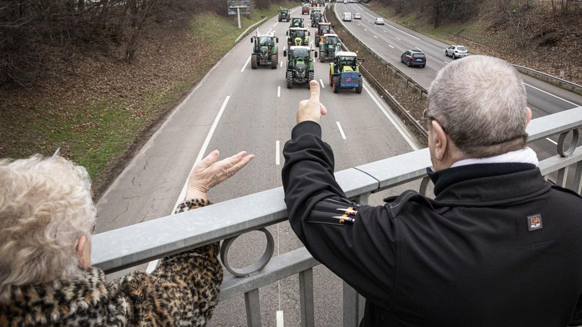 Fransa'da yüzlerce yaşlı bakım teknikeri trafiği durdurma eylemi yaptı