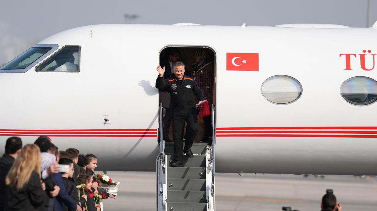 Türkiye'ye dönen ilk Türk astronot Alper Gezeravcı'dan muhalefetin ''turistik gezi'' yaftalamasına ders niteliğinde cevap