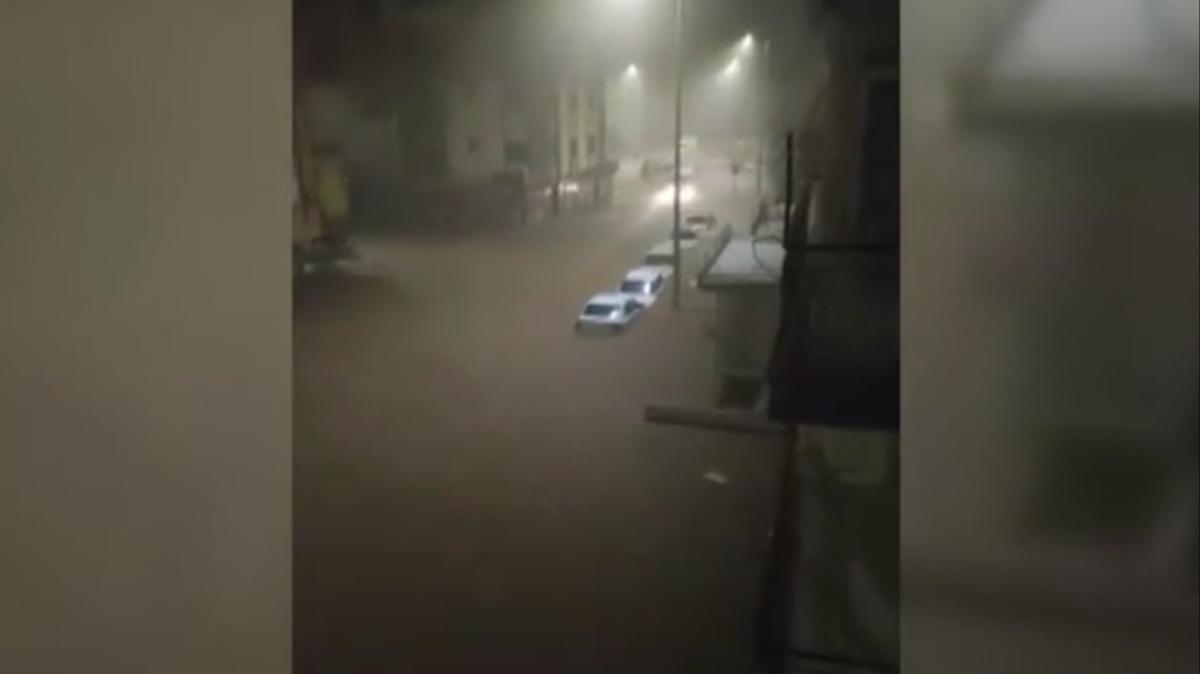 Antalya'da şiddetli yağış: Evleri su bastı, araçlar sürüklendi! 5 ilçede okullar tatil edildi