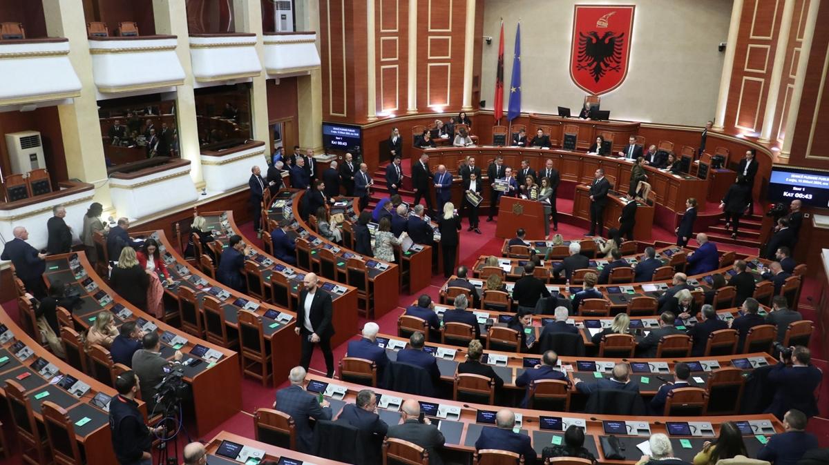 Arnavutluk Meclisi'nde kriz sryor