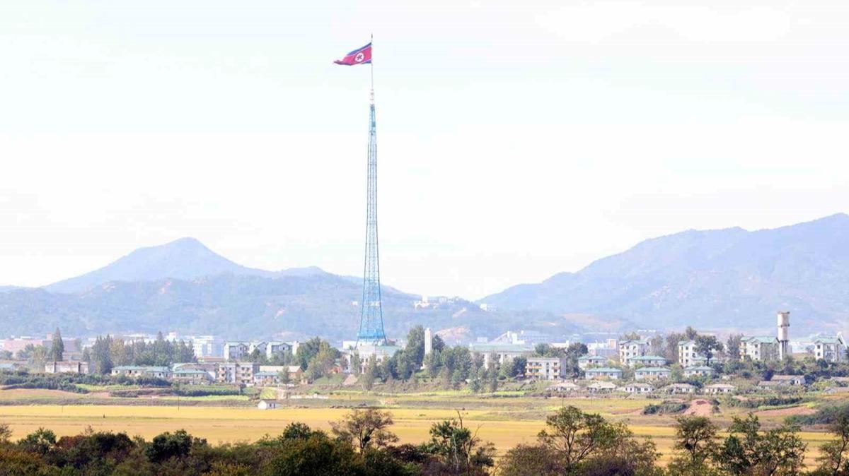Gney Kore ile birleme hedefinden vazgeen Kuzey Kore milli marnn szlerini deitirdi