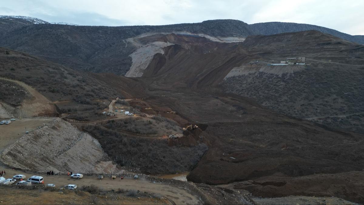 Maden sahasnda aramalarda 5. gn... Bakan Bayraktar: Olayn kk nedenleri ayrntl ekilde aratrlyor