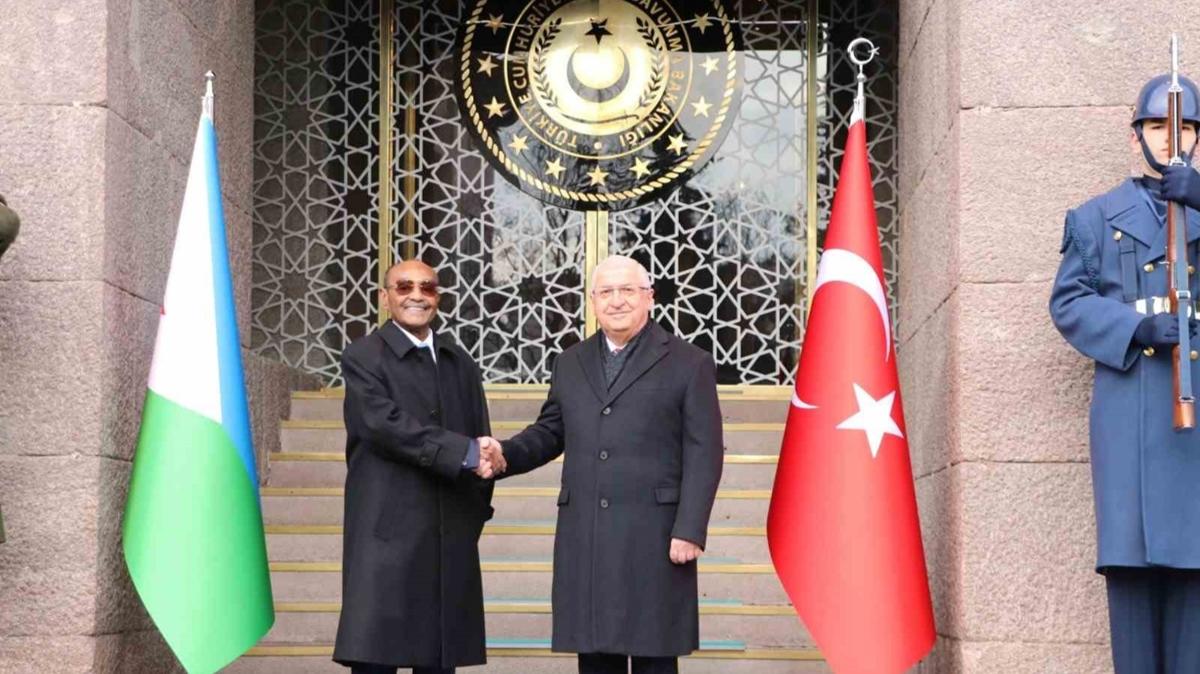 Bakan Gler, Omar Mohamed ile bir araya geldi
