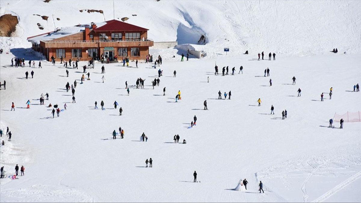Kayak merkezlerindeki kar kalnl en fazla Hakkari'de 171 santimetreyle lld