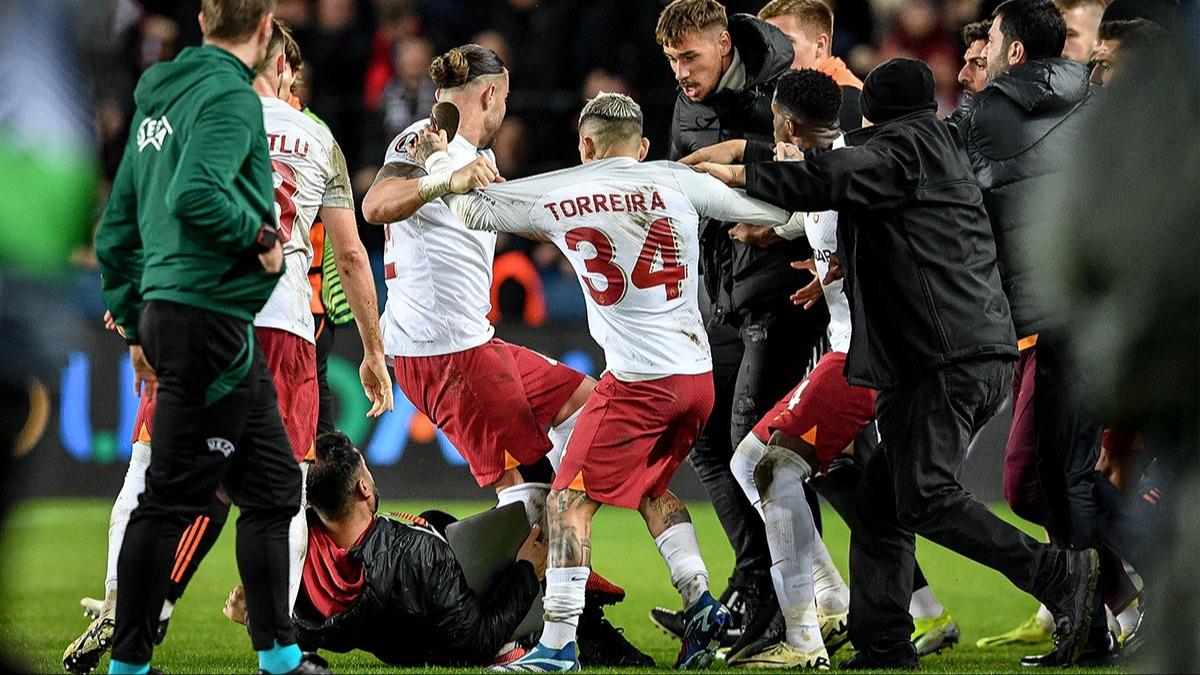 Galatasaray-Sparta Prag ma sonras olay! Tansiyon ykseldi, kavga kt