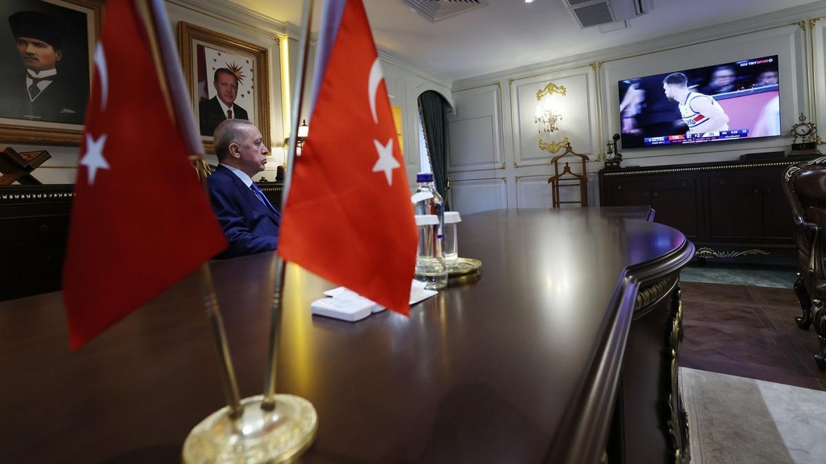 Cumhurbakan Erdoan, 12 Dev Adam'n man Adana'da takip etti 