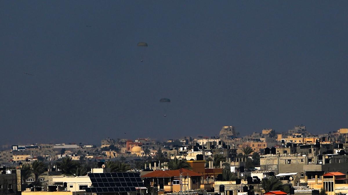 Gazze'ye havadan acil insani yardm indirildi