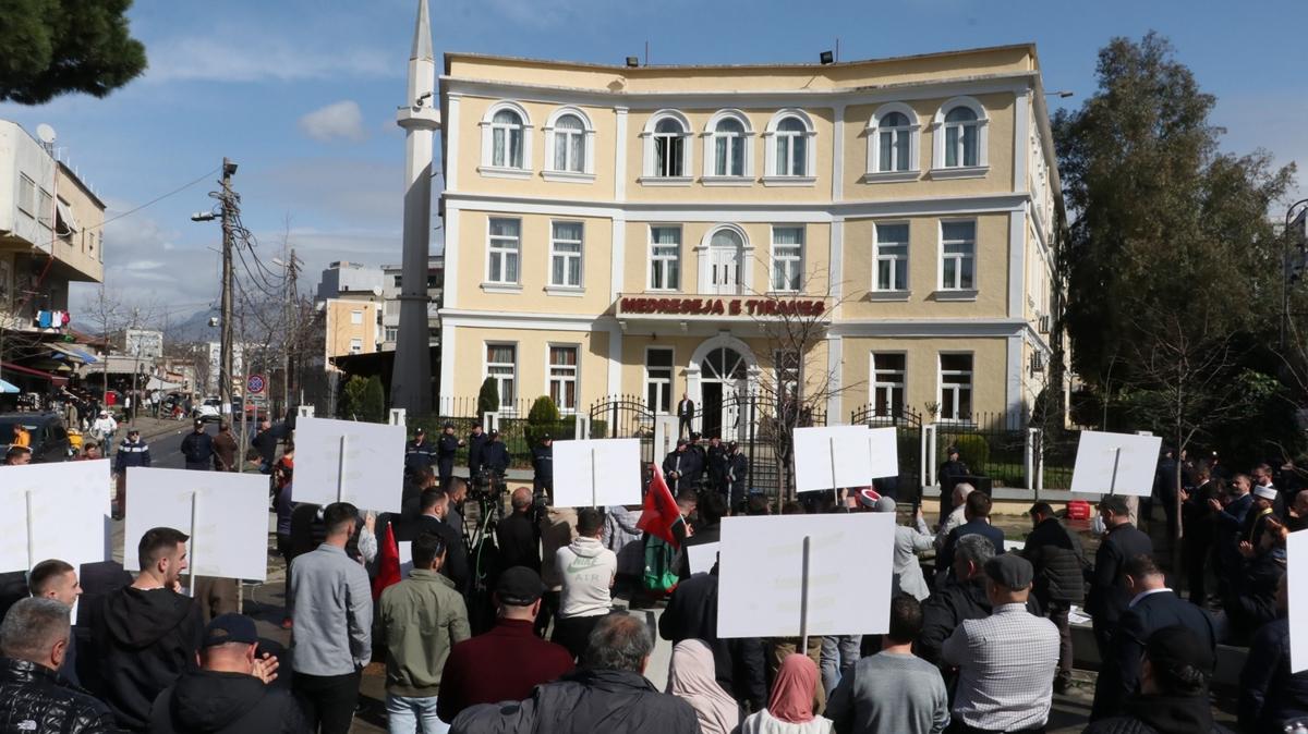 Arnavutluk'ta slam Birlii bakanna protesto! Bir grup vatanda Tiran Medresesi'nde topland
