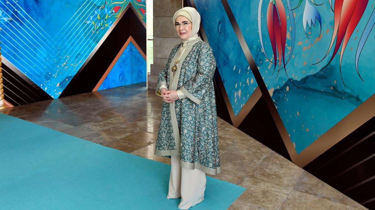 Emine Erdoan Antalya Diplomasi Forumu'nda lider eleriyle dokuma el sanatlar sergisini gezdi
