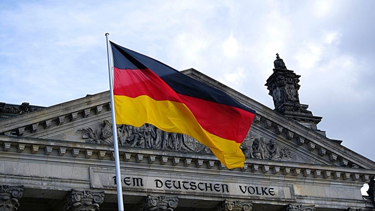 Almanya'da ''devlet srlarn ifa'' ettiinden phelenilen polis hakknda soruturma balatld