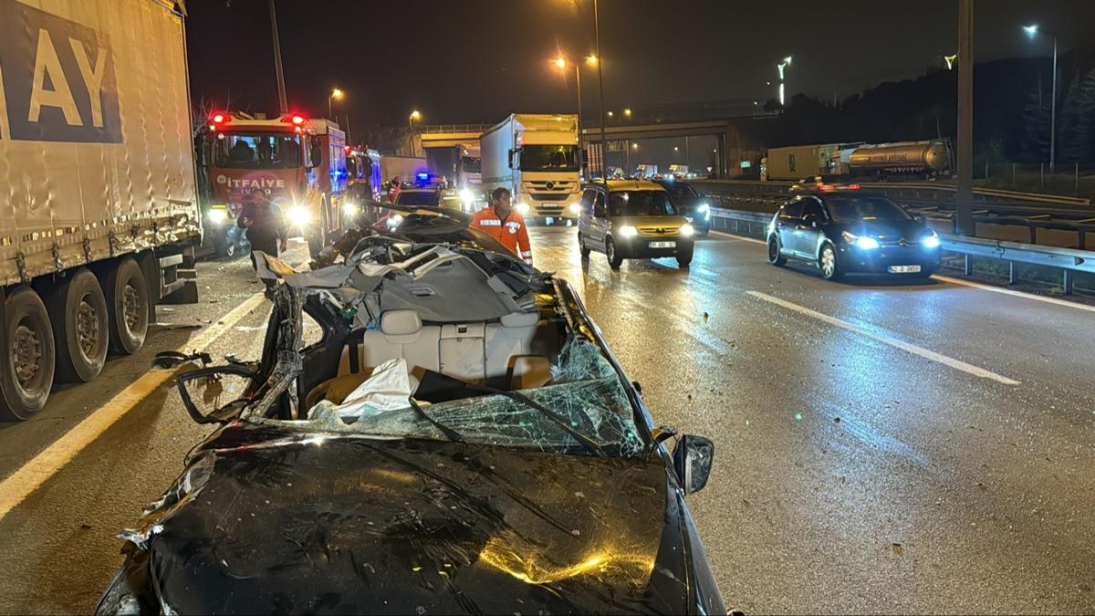 Anadolu Otoyolu'nda feci kaza! Otomobil trn altna girdi