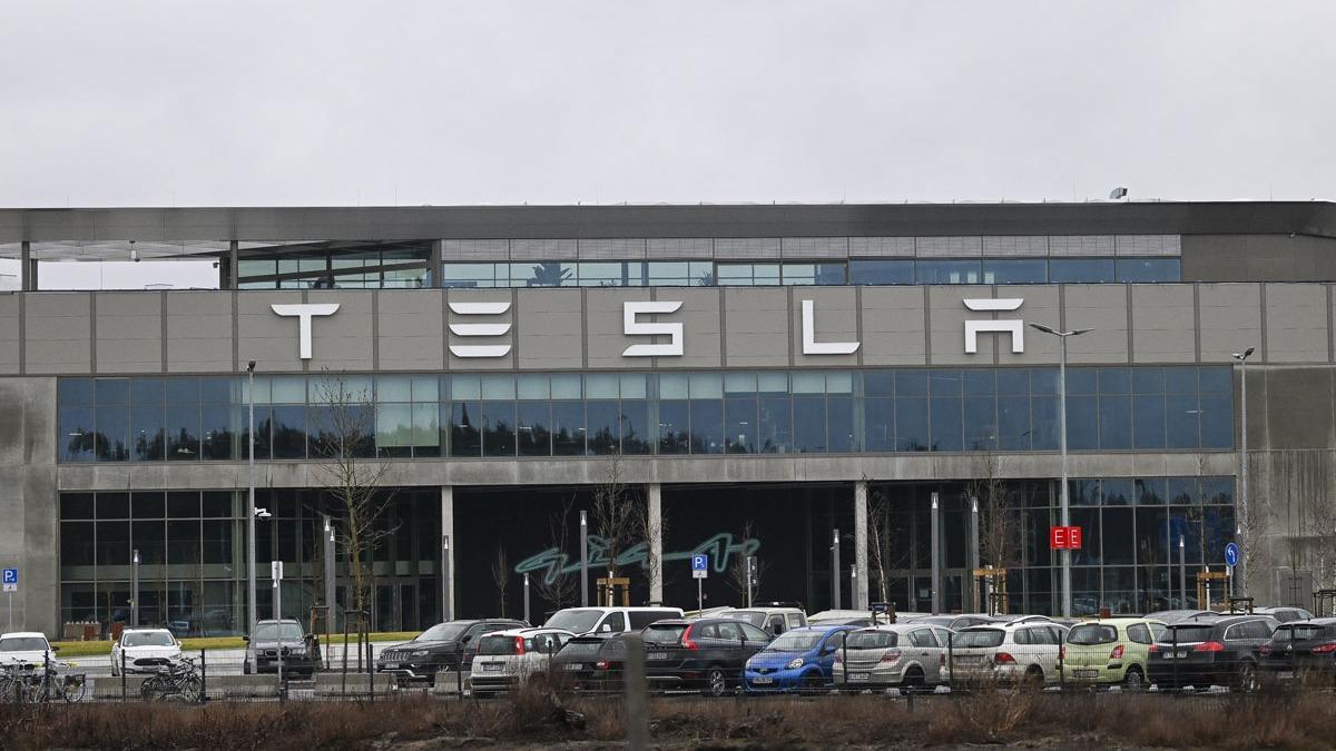Almanya'da Tesla fabrika yangnn arkasndan kundaklama kt!