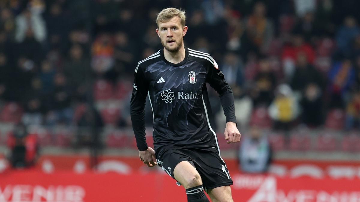 Nottingham Forest'tan Beikta'a Joe Worrall basks