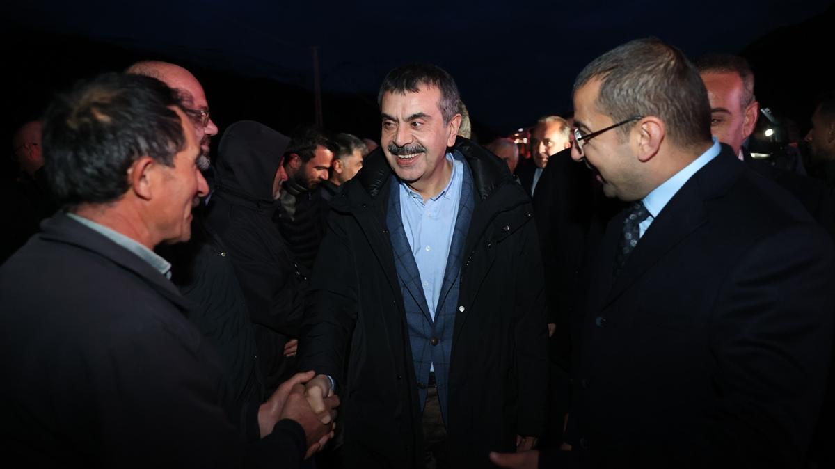 Bakan Tekin Erzurum'da eitli ziyaretlerde bulundu