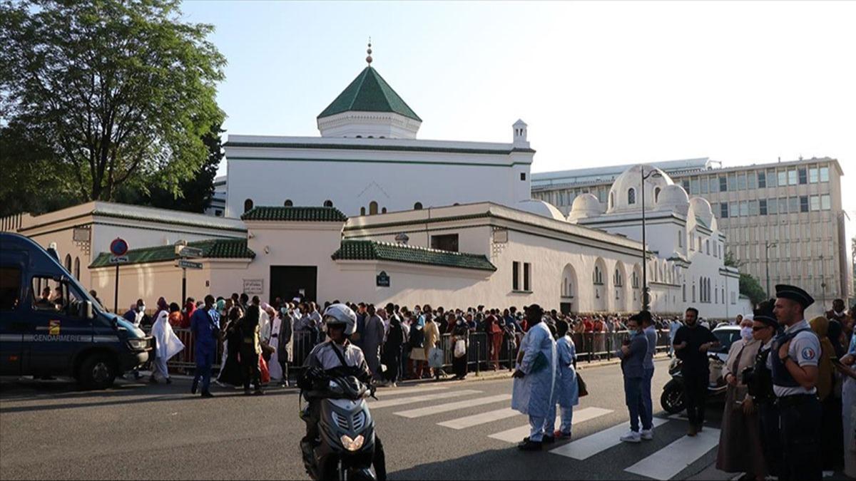Fransa hkmeti, ramazanda camilerin gvenliini salamalar iin talimat verdiini bildirdi