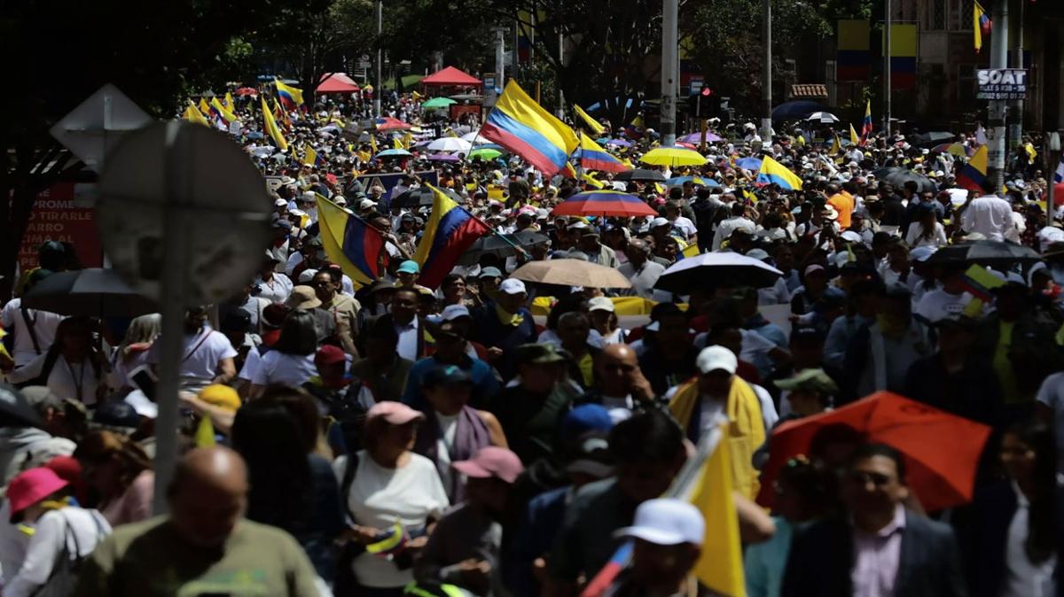 Petro'ya protesto! Kolombiya'da yzlerce kii sokaklara akn etti