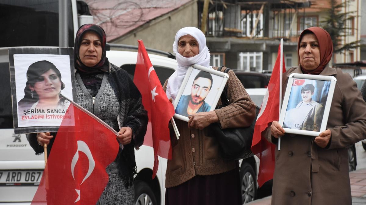 Vanlı aileler DEM Parti İl Başkanlığı önündeki eylemlerini sürdürüyor