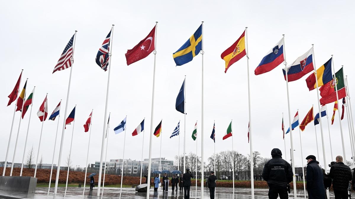 sve bayra NATO karargahnda gndere ekildi