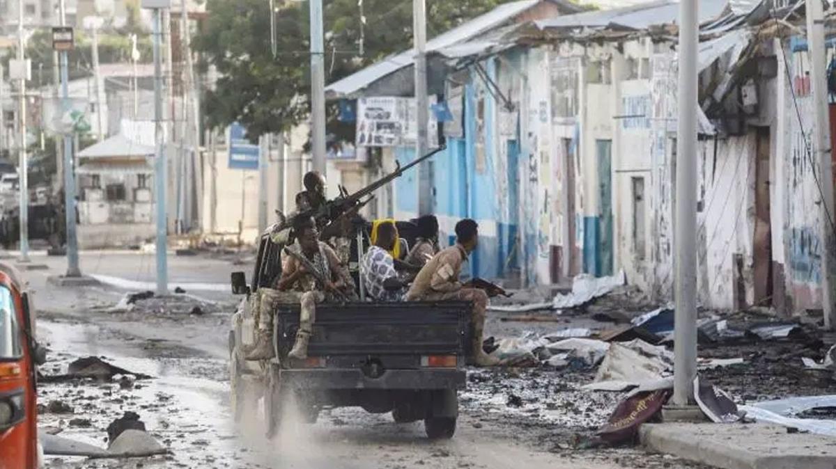 Somali'de E-ebab otel bast! Bomba ve silahlarla saldrdlar