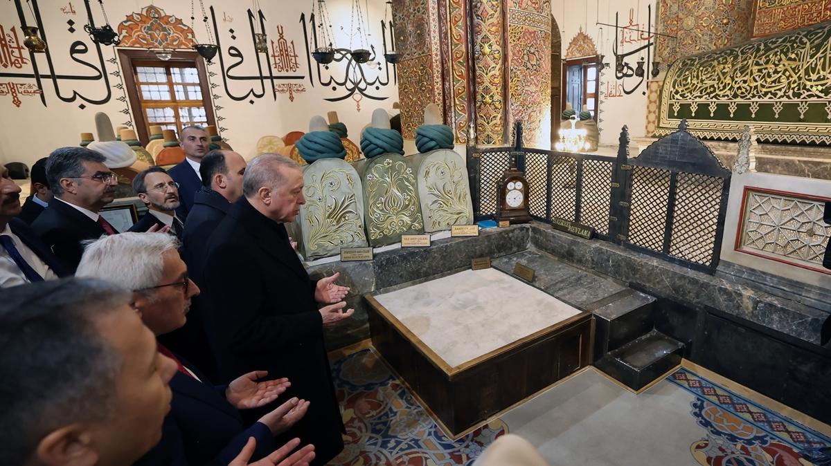 Cumhurbakan Erdoan, Mevlana Trbesi'ni ziyaret etti