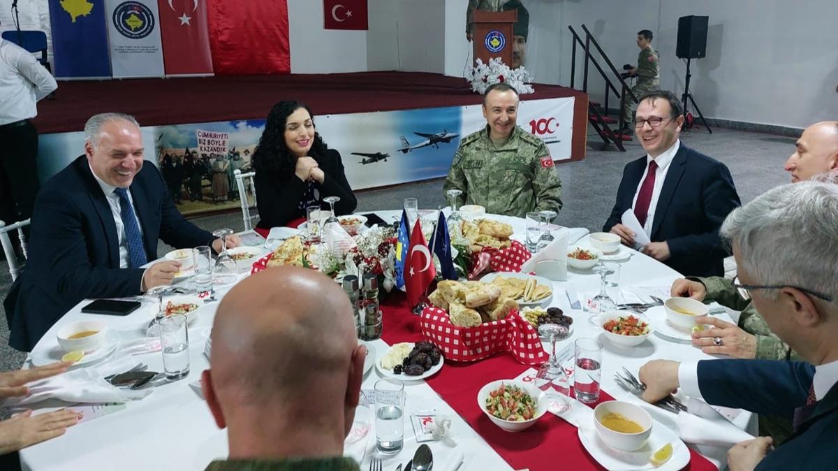 Kosova Cumhurbakan Trk askerlerinin iftarna katld 