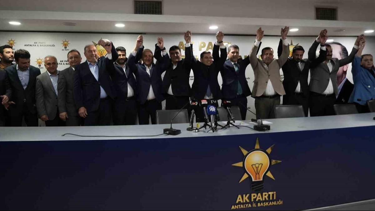 Binlerce kii AK Parti'ye katld! CHP, Y Parti ve Saade Partisi'nden pe pee istifalar 