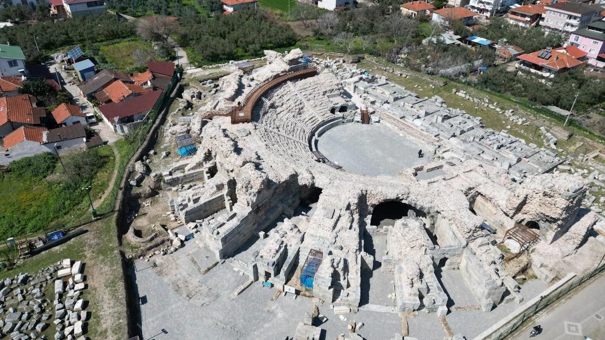 znik Roma Tiyatrosu, restore edilerek turizme yeniden kazandrld