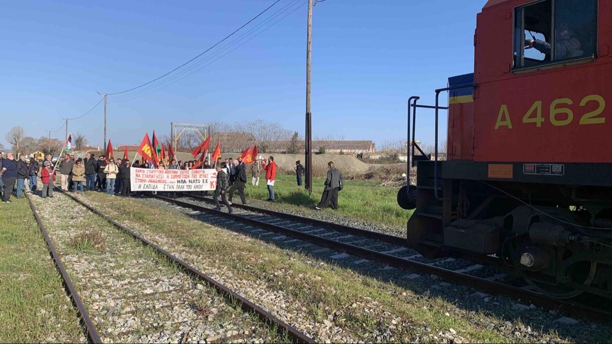 Eylemciler NATO ve ABD'ye ait askeri malzemeleri tayan treni durdurdu