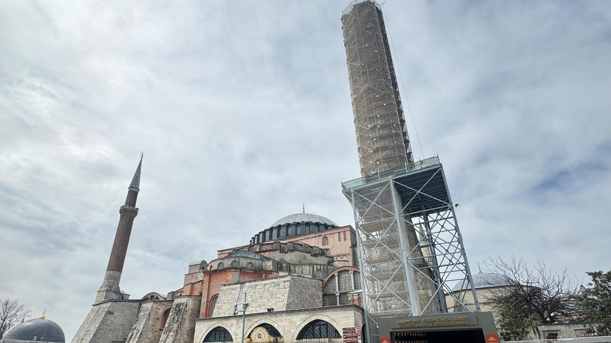Ayasofya'nn restorasyonunda minarenin skm gerekletirildi