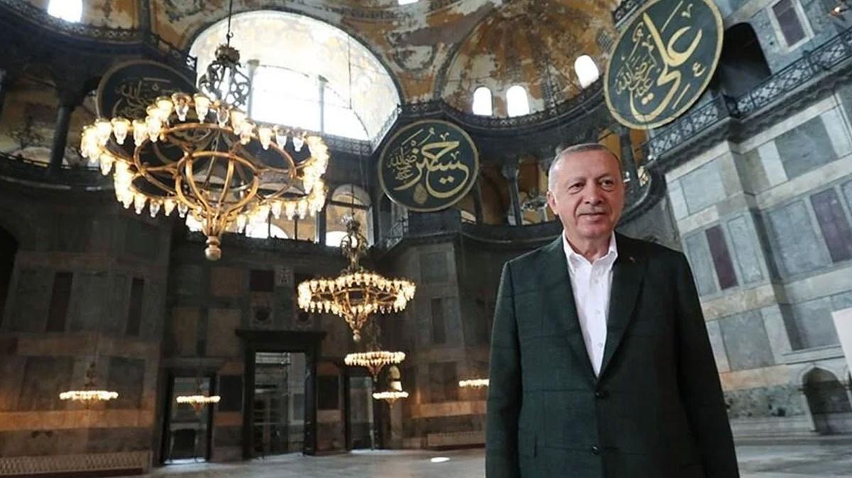 Cumhurbakan Erdoan akam namazn Ayasofya Camii'nde cemaatle kld