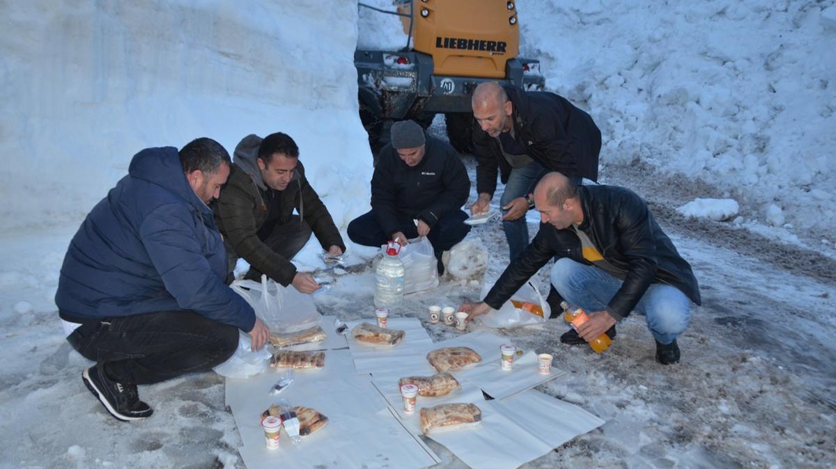 Kar kalnlnn 7 metreyi bulduu blgede ekipler iftarn grev banda ayor