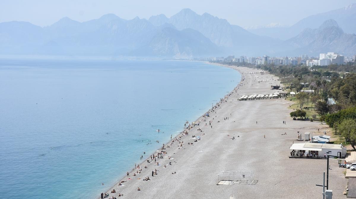 Antalya'da oy kullanan semenler sahile akn etti