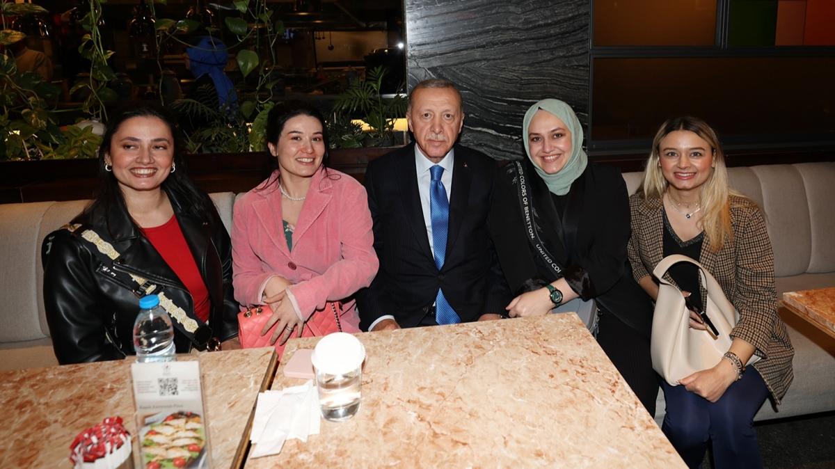 Cumhurbakan Erdoan Ankara'da bir kafede vatandalarla sohbet etti