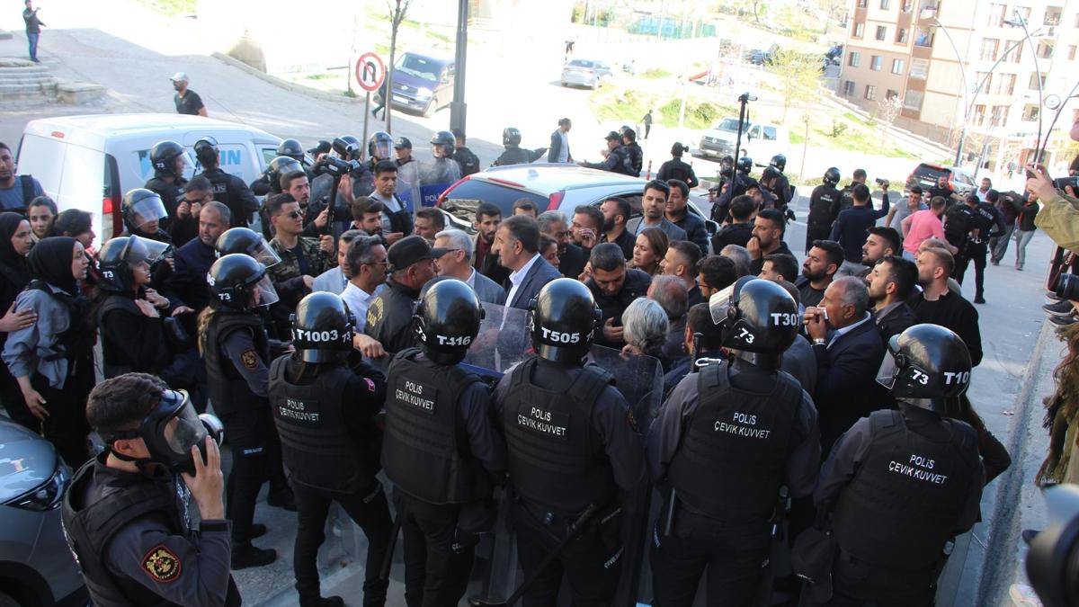 rnak'ta bir grup zinsiz yry yapmak istedi: Polis mdahalede bulundu 